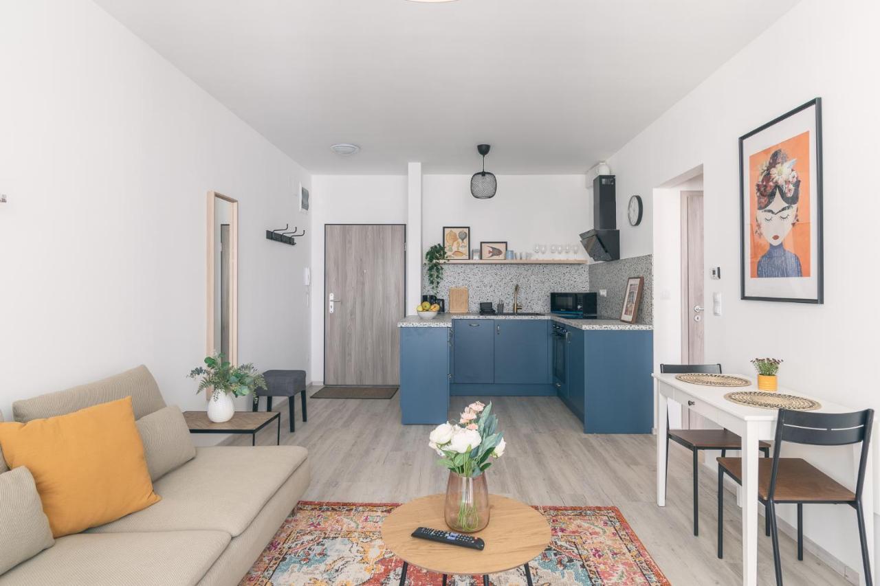 Corvin Apartment With Balcony And Ac Budapest Exterior photo
