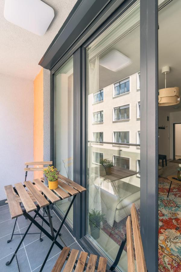 Corvin Apartment With Balcony And Ac Budapest Exterior photo