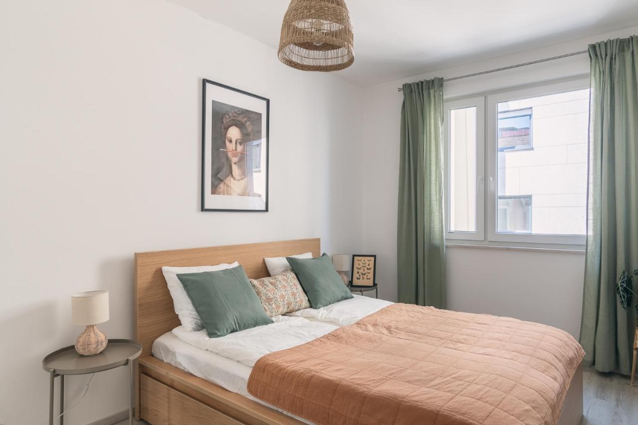 Corvin Apartment With Balcony And Ac Budapest Exterior photo